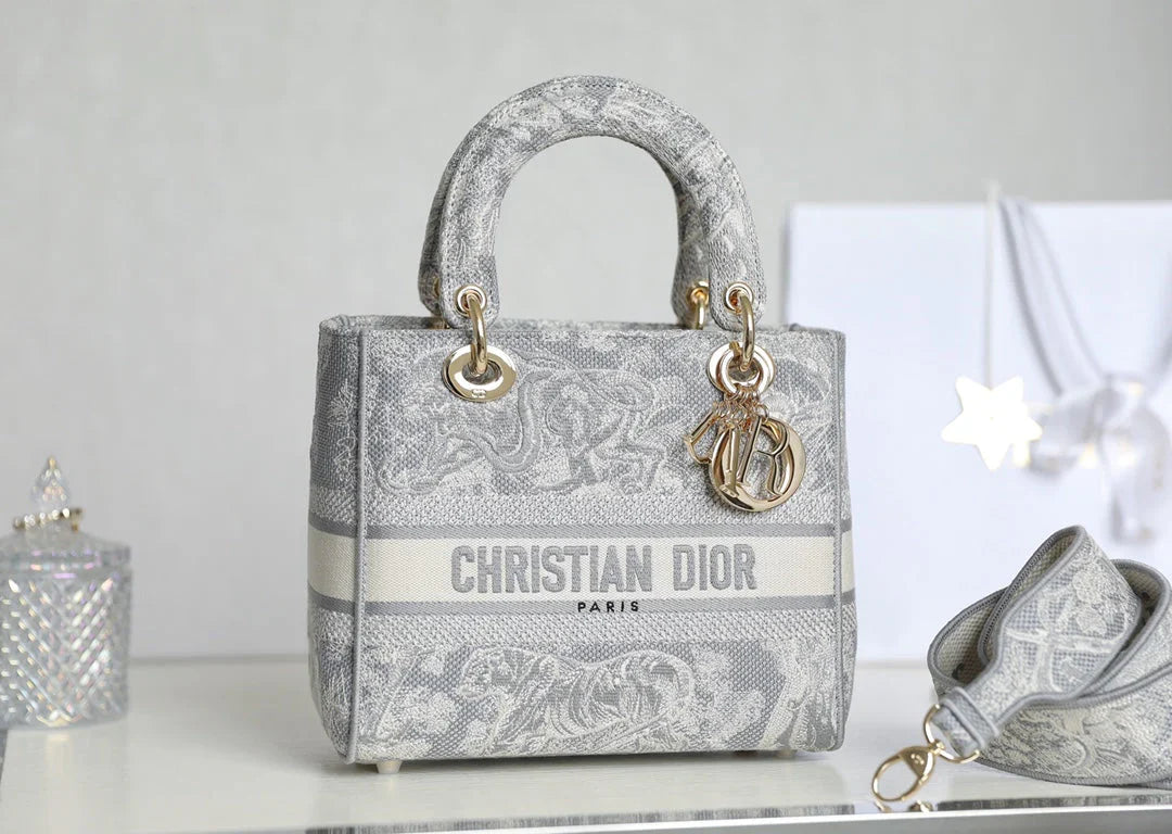 CHRISTIAN DIOR